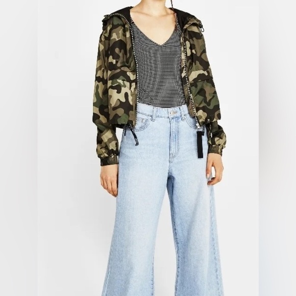 - Bershka | Camo Army Rain Jacket Windbreaker Green Black - Picture 1 of 16